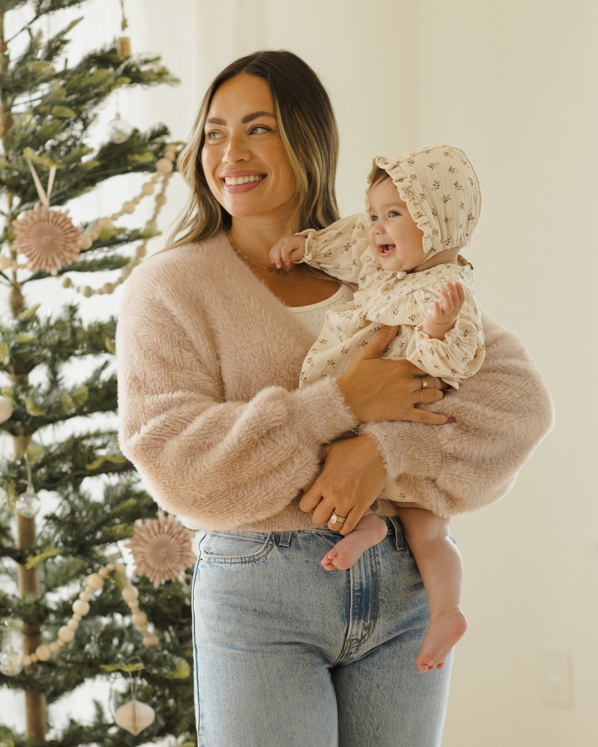 Woven Ruffle Bonnet || Holly Berry