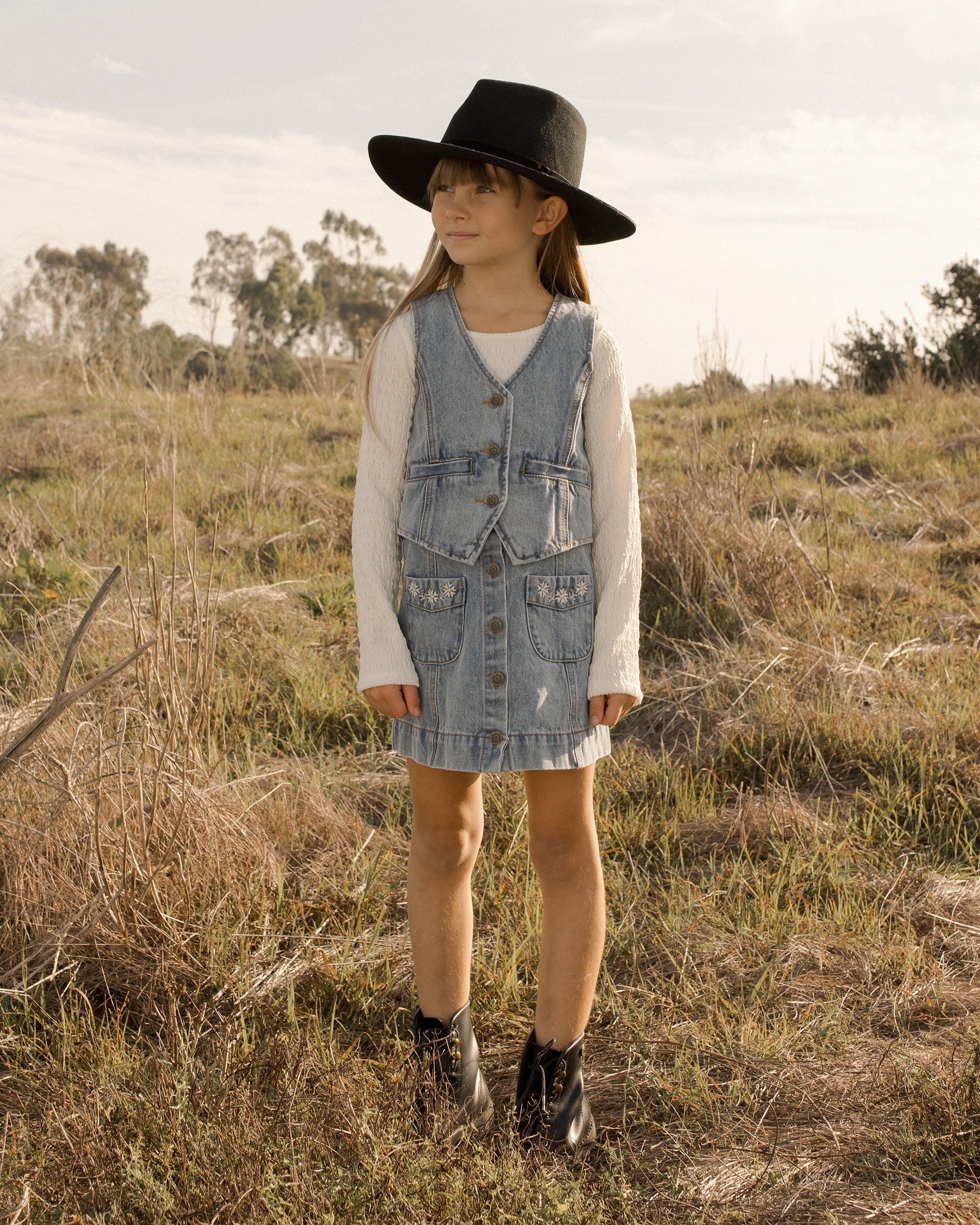 Denver Mini Skirt || Light Washed Denim